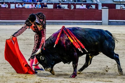 Jesús Díez, en un muletazo con la mano derecha a uno de sus novillos.