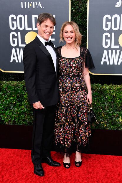 Anna Paquin y Stephen Moyer, que se conocieron en True Blood, otra pareja que posó en la alfombra roja. Ambos optaron por Dior.