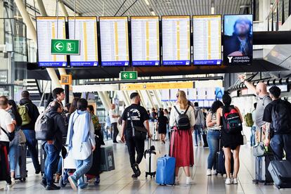 Viajeros en el aeropuerto de Schiphol Airport en Amsterdam.