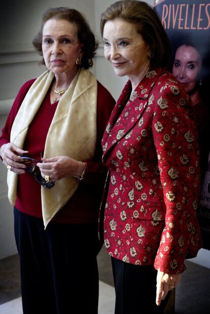 Las actrices Amparo Rivelles y Núria Espert, durante la presentación de la obra 'La brisa de la vida', en 2004.