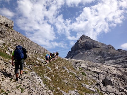 Ascendiendo a la cumbre del pico Anie.