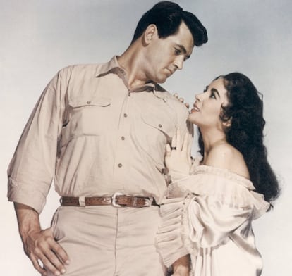 El galán es el protagonista de títulos que han pasado a la historia del cine. Y que han dejado imágenes como esta de 1956 con Liz Taylor en el set de 'Gigante'.
