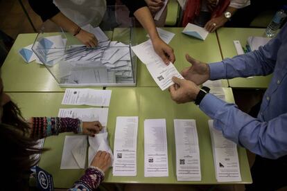 Clasificación de los votos en el colegio Rosalía de Castro de Santiago de Compostela.