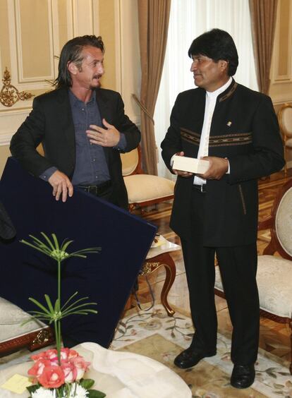 Sean Penn y el presidente de Bolivia Evo Morales intercambian regalos durante una visita del actor al palacio presidencial de La Paz, en octubre de 2012. El intérprete viajó al país sudamericano para hablar sobre la misión humanitaria para ayudar a Haití. 