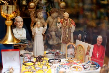 En algunos establecimientos, a Benedicto XVI le acompaña su predecesor, Juan Pablo II. Junto a las figuritas del actual Papa, también pueden encontrarse las del anterior pontífice.