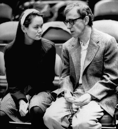 Woody Allen e Soon-Yi Previn em um jogo dos New York Knicks, em uma foto de arquivo.