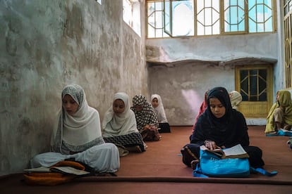 Niñas en una madrasa (escuela coránica) en Kandahar, Afganistán, el pasado 27 de octubre.