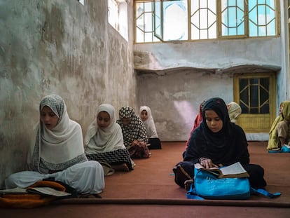 Meninas em uma madraça (escola corânica) em Kandahar, Afeganistão, em 27 de outubro.