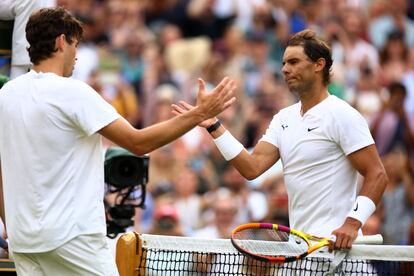 Rafale Nadal y Taylor Fritz se dan la mano tras el partido.