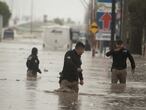 MEX4757. SALTILLO (MÉXICO), 26/07/2020.- Severas inundaciones, ocasionadas por las fuertes lluvias, hoy domingo afectando a la ciudad de Saltillo en el estado norteño de Coahuila (México). La tormenta tropical Hanna ha dejado a su paso inundaciones en varias ciudades del noreste de México y en las próximas horas generará lluvias torrenciales con vientos de hasta 90 kilómetros, informaron las autoridades de protección civil. EFE/Miguel Sierra