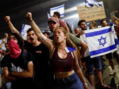 Manifestantes protestan en Tel Aviv contra la reforma judicial que quiere sacar adelante Netanyahu.