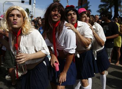 Fantasiados de colegiais, foliões participam de desfile de bloco carnavalesco, no Rio.