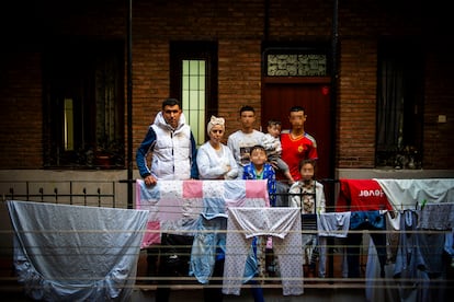 Abdelaziz y Fátima con sus hijos. De izquierda a derecha, Abdelhalim, Ammier, Yahya (arriba), Imran y Lina (abajo).