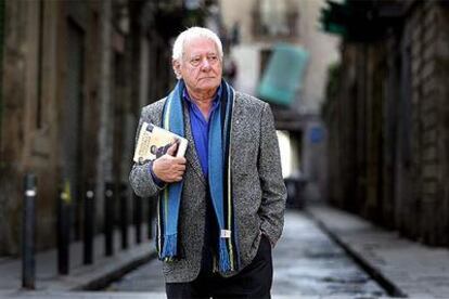 Francisco González Ledesma, ayer, en el barrio barcelonés del Raval, donde presentó <i>Historia de mis calles.</i>