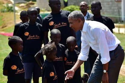 Obama visitó la tierra de su familia paterna como presidente en julio de 2015. Su madre, la estadounidense Ann Dunham, conoció a Barack Obama padre durante sus estudios en Hawái en 1960. Aunque fue una figura ausente durante su infancia, el exmandatario hizo un viaje de juventud en los ochenta después de su muerte para conocer sus raíces. Ese viaje inspiró el libro 'Sueños de mi padre' (1995).