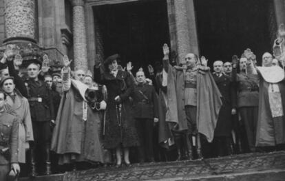 Francisco Franco y Carmen Polo , ante el Pórtico de la Gloria, en 1938.