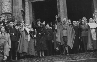 Francisco Franco y Carmen Polo , ante el P&oacute;rtico de la Gloria, en 1938. 