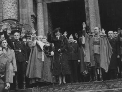 Francisco Franco y Carmen Polo , ante el P&oacute;rtico de la Gloria, en 1938. 