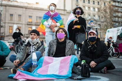 Un grupo de manifestantes a las afueras del Congreso de Argentina.