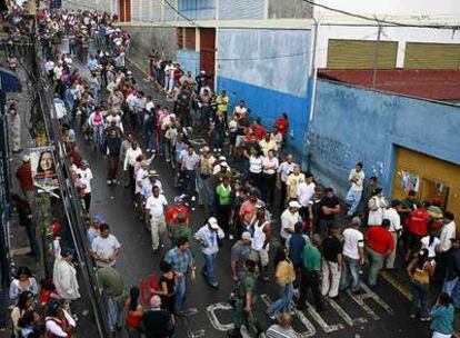 Colas para votar en un colegio electoral de Caracas.