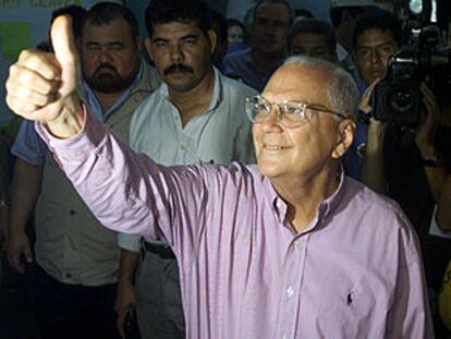 Enrique Bolaños, candidato conservador a la presidencia de Nicaragua, saluda tras votar en el sur de Managua.