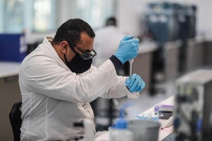 Un investigador de un laboratorio elegido por AstraZeneca para la producción en Latinoamérica de la vacuna contra la covid-19, este jueves en Buenos Aires.