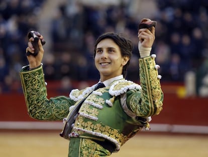 El torero peruano Andrés Roca Rey, con las dos orejas cortadas ayer a su cuarto toro en la corrida de la Feria de las Fallas, en Valencia.