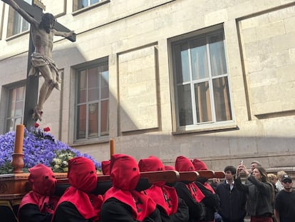 Procesión del Santísimo Cristo de la Luz en Valladolid, este Jueves Santo.