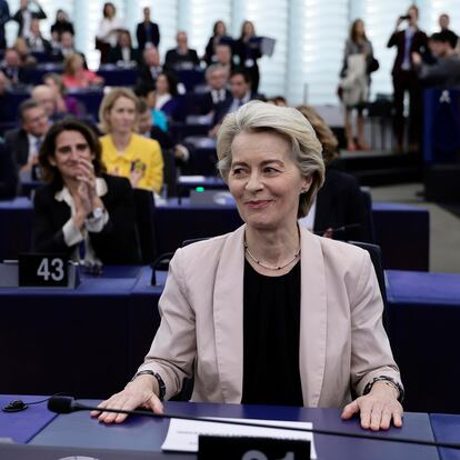 Strasbourg (France), 27/11/2024.- European Commission President Ursula von der Leyen reacts following the election of the Commissioners-designate members at the European Parliament in Strasbourg, France, 27 November 2024. The EU Parliament's session runs from 25 till 28 November 2024. (Francia, Estrasburgo) EFE/EPA/RONALD WITTEK