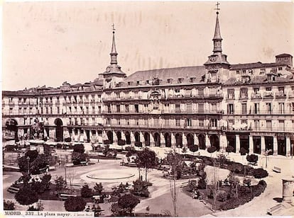 Aspecto de la plaza Mayor en el siglo XIX, cuando albergaba árboles y plantas.