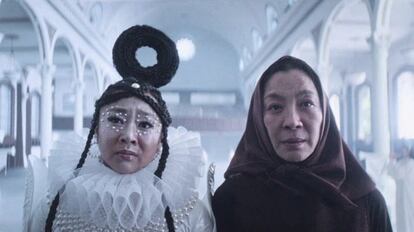 Stephanie Hsu (con el bagel en la cabeza) y Michelle Yeoh, en uno de los universos paralelos de 'Todo a la vez en todas partes'.