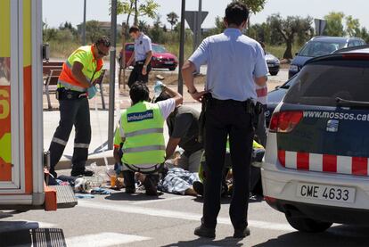 Los equipos de emergencia tratan de reanimar, sin éxito, al hombre agredido ayer tras una discusión de tráfico.