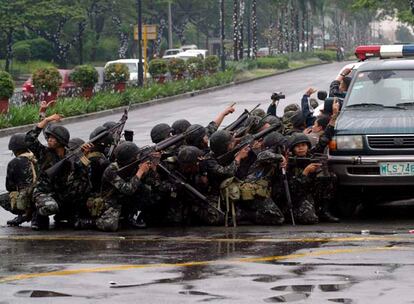 El hotel Península, uno de los más lujosos de Manila, ha estado rodeado por decenas de efectivos de las fuerzas especiales, apoyados por vehículos blindados y tanquetas.