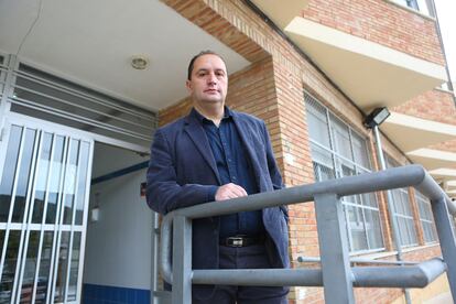 Antoni González Picornell, presidente de la asociación de directores de institutos públicos de la Comunidad Valenciana, en la puerta del IES Pare Vitòria de Alcoi, el pasado jueves.