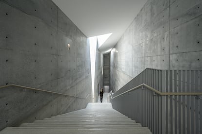 Vista de la escalera del nuevo Museo de Arte de Naoshima, con la claraboya que la ilumina.