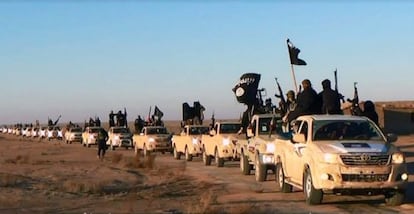 Un convoy de vehículos y luchadores del Estado Islámico en Anbar, Irak.