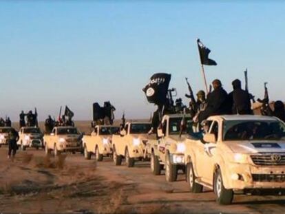 Fileira de veículos e combatentes do Estado Islâmico no Iraque.