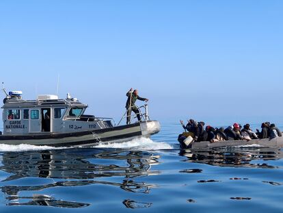 Los guardacostas tunecinos interceptan a unos migrantes que intentan llegar a Europa en patera en el Mediterráneo central el 27 de abril de 2023.