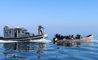 Los guardacostas tunecinos interceptan a unos migrantes que intentan llegar a Europa en patera en el Mediterráneo central el 27 de abril de 2023.