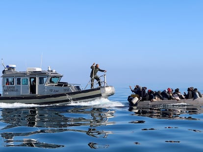 Los guardacostas tunecinos interceptan a unos migrantes que intentan llegar a Europa en patera en el Mediterráneo central el 27 de abril de 2023.
