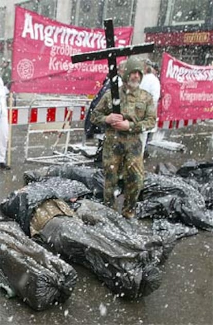 Falsas bolsas de cadáveres en una protesta contra la guerra en Berlín.