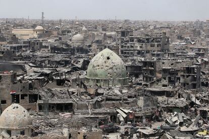 Una vista general muestra la destrucción en la zona vieja de Mosul, en Irak, tras la ofensiva de nueve meses.