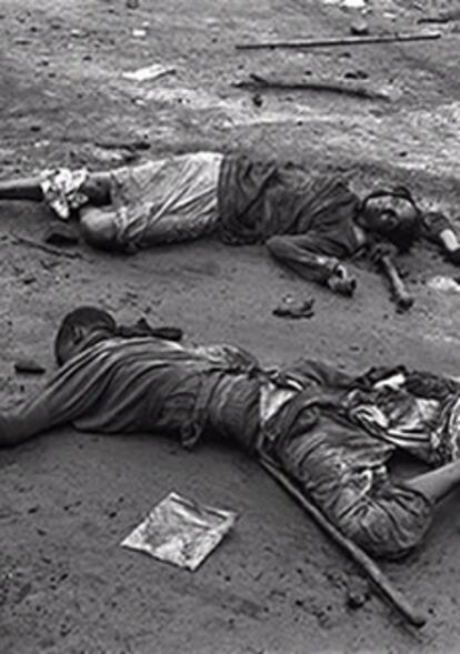 Los cadáveres de dos miembros de la etnia tutsi, tendidos en el suelo en Gikoro (Ruanda). 19/04/1994