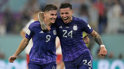 Mundial Qatar 2022: Julián Álvarez y Enzo Fernández celebran uno de los goles contra Polonia