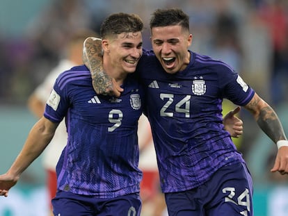 Mundial Qatar 2022: Julián Álvarez y Enzo Fernández celebran uno de los goles contra Polonia