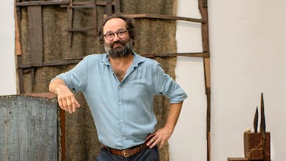 Jacobo Castellano, en un rincón de su estudio de Madrid, junto a varias de sus piezas en proceso.