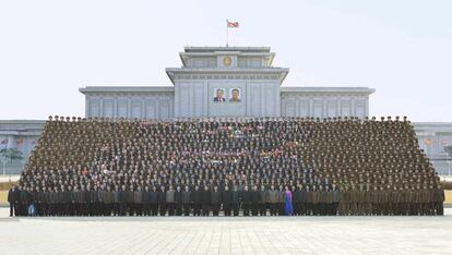 El líder norcoreano, Kim Jong-un (centro), durante una foto de familia con motivo de una ceremonia de distinción a científicos, técnicos, trabajadores y funcionarios que han contribuido en el lanzamiento del satélite en Piongyang (Corea del Norte).