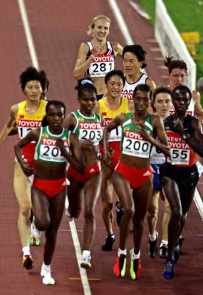 Las tres atletas etíopes en cabeza, mientras Radciffe, al fondo, sufre antes de descolgarse.