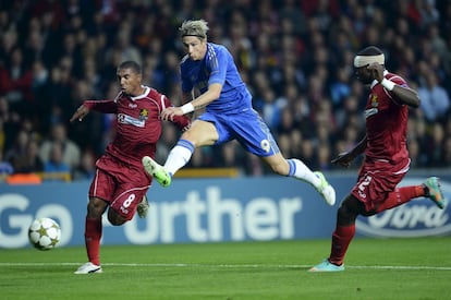 Torres entre dos jugadores del del FC Nordsjaellands.