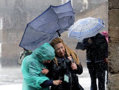 Pluja i el vent, el passat 6 de juny a la plaça de l'Obradoiro.